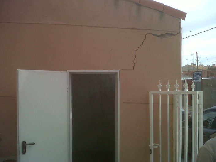 fisura en pared de una casa