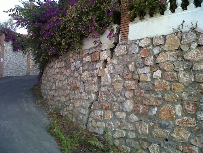 grieta estructural en el muro de una vivienda