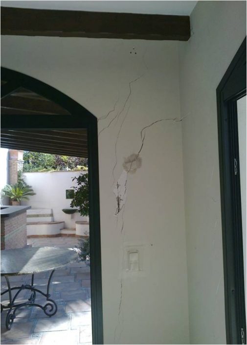 grieta en pared de edificio